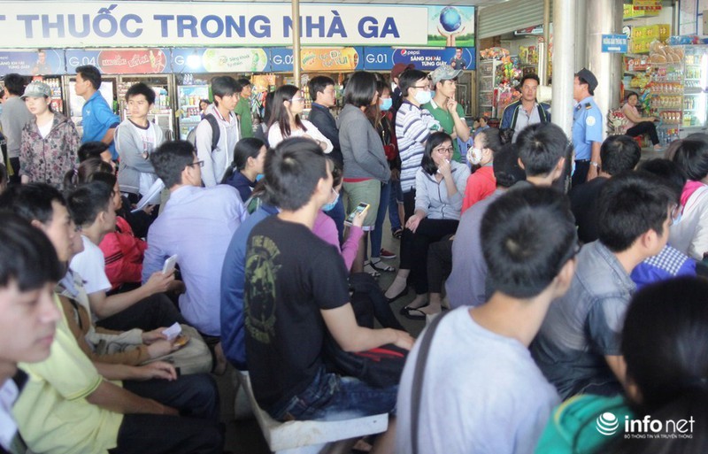 Bến xe miền Đông: Người dân chờ 4 tiếng vẫn chưa mua được vé xe Tết - ảnh 3