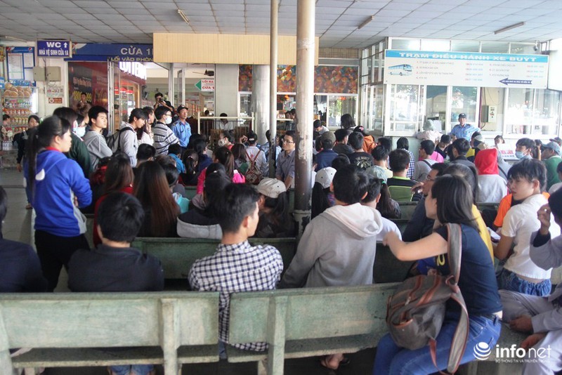 Bến xe miền Đông: Người dân chờ 4 tiếng vẫn chưa mua được vé xe Tết - ảnh 4