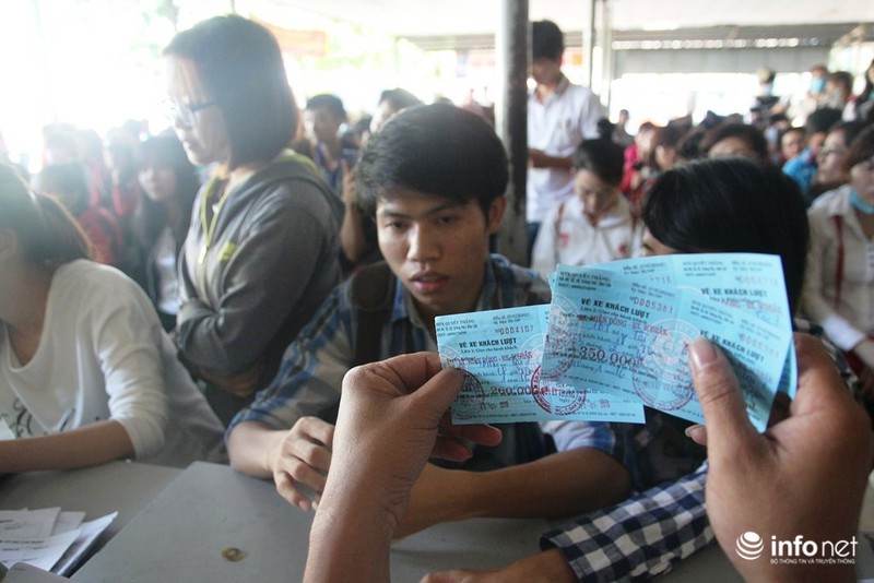 Bến xe miền Đông: Người dân chờ 4 tiếng vẫn chưa mua được vé xe Tết - ảnh 5