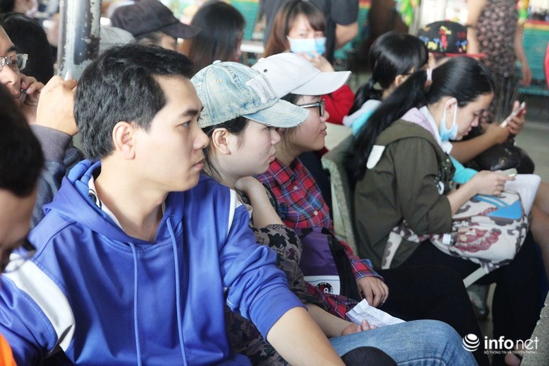 Bến xe miền Đông: Người dân chờ 4 tiếng vẫn chưa mua được vé xe Tết - ảnh 6