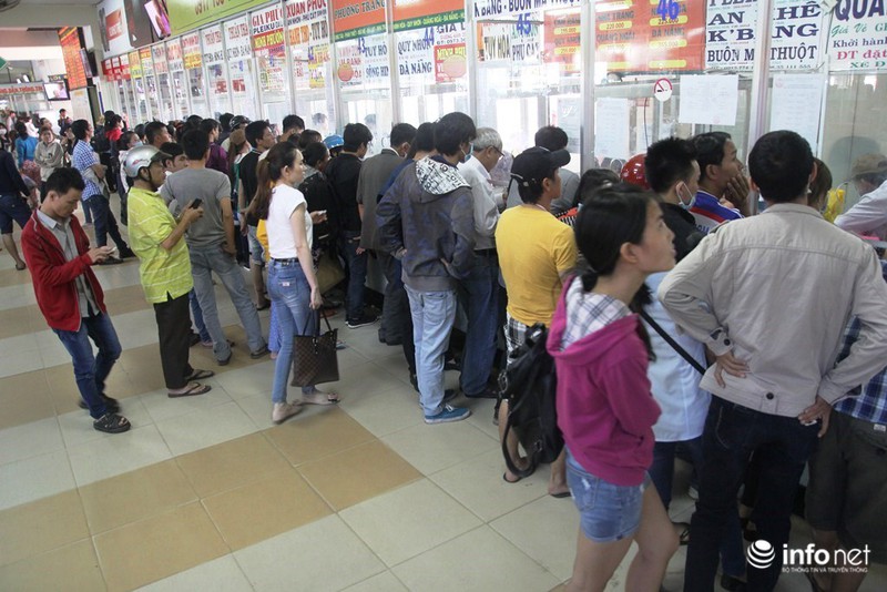 Bến xe miền Đông: Người dân chờ 4 tiếng vẫn chưa mua được vé xe Tết - ảnh 7