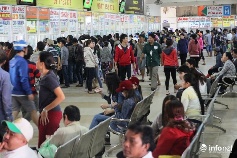 Bến xe miền Đông: Người dân chờ 4 tiếng vẫn chưa mua được vé xe Tết - ảnh 8