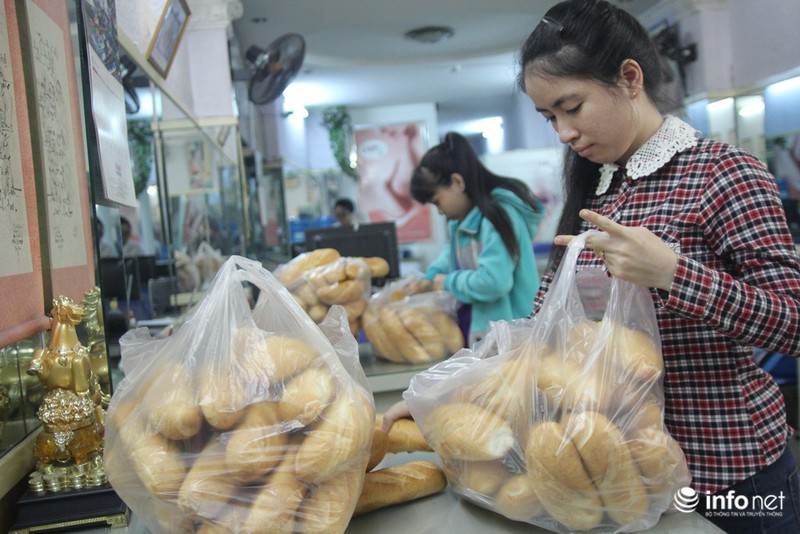 Ấm áp tình người Sài Gòn: Bánh mì “miễn phí-mỗi người một ổ” - ảnh 2