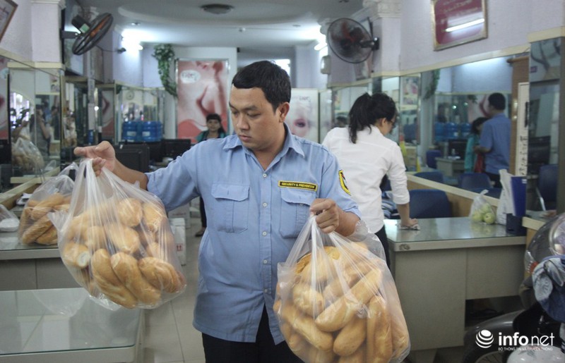 Ấm áp tình người Sài Gòn: Bánh mì “miễn phí-mỗi người một ổ” - ảnh 3