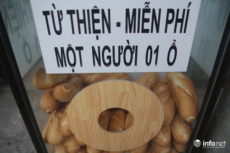 Ấm áp tình người Sài Gòn: Bánh mì “miễn phí-mỗi người một ổ” - ảnh 6