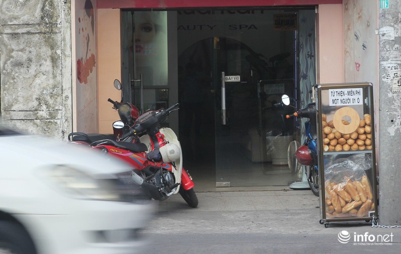 Ấm áp tình người Sài Gòn: Bánh mì “miễn phí-mỗi người một ổ” - ảnh 1