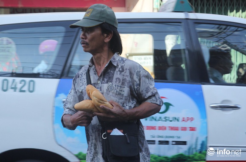 Ấm áp tình người Sài Gòn: Bánh mì “miễn phí-mỗi người một ổ” - ảnh 11