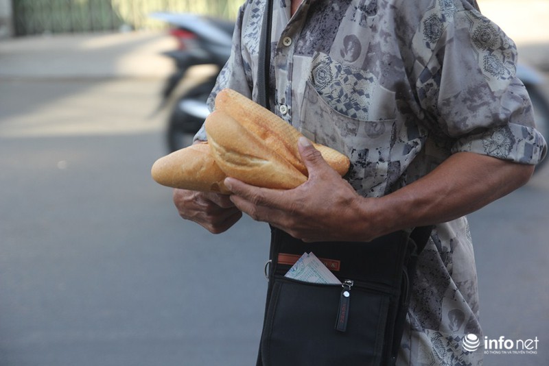 Ấm áp tình người Sài Gòn: Bánh mì “miễn phí-mỗi người một ổ” - ảnh 12