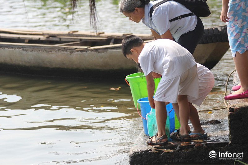 Người dân thuê thuyền thả cả thùng cá chép xuống giữa sông Sài Gòn - ảnh 9
