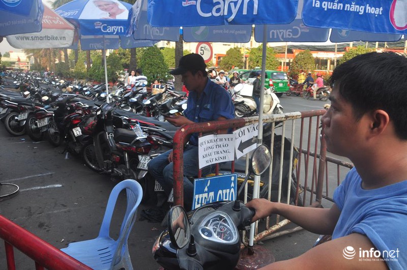 Cụ ông, cụ bà mệt mỏi trong biển người về Tết - ảnh 3