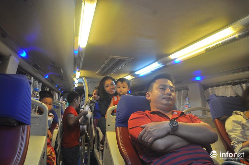 Cụ ông, cụ bà mệt mỏi trong biển người về Tết - ảnh 17