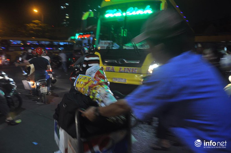 Cụ ông, cụ bà mệt mỏi trong biển người về Tết - ảnh 5