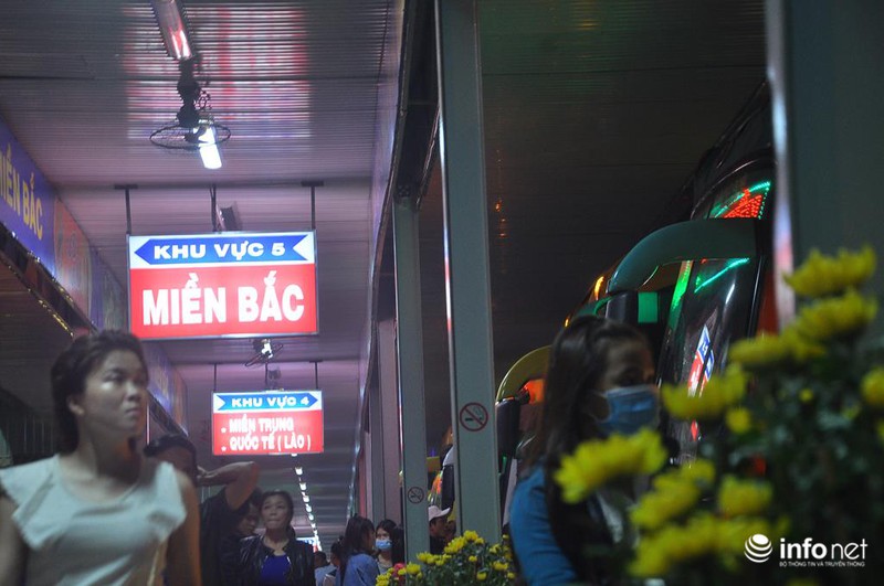 Cụ ông, cụ bà mệt mỏi trong biển người về Tết - ảnh 12