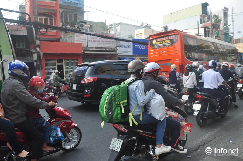 Cụ ông, cụ bà mệt mỏi trong biển người về Tết - ảnh 2
