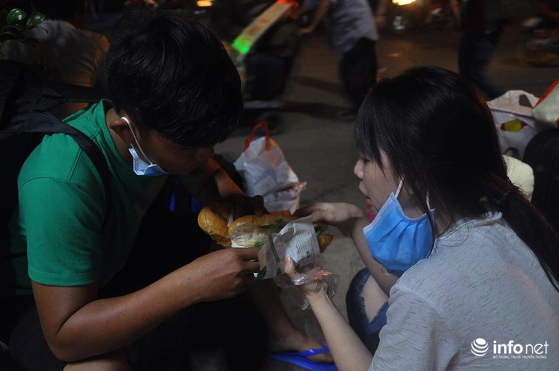 Cụ ông, cụ bà mệt mỏi trong biển người về Tết - ảnh 11