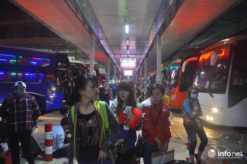 Cụ ông, cụ bà mệt mỏi trong biển người về Tết - ảnh 6