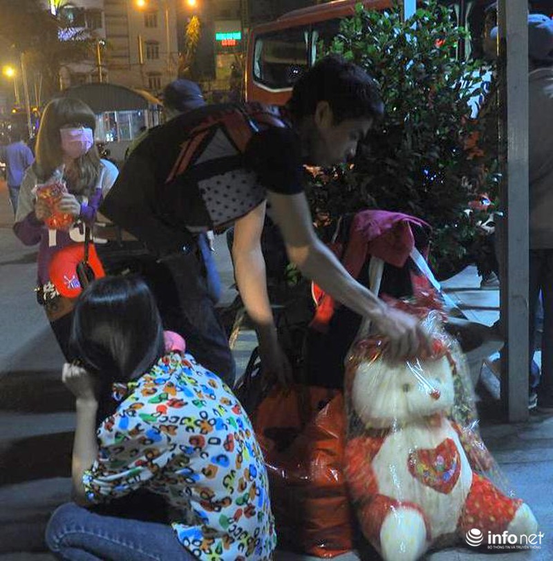 Cụ ông, cụ bà mệt mỏi trong biển người về Tết - ảnh 9