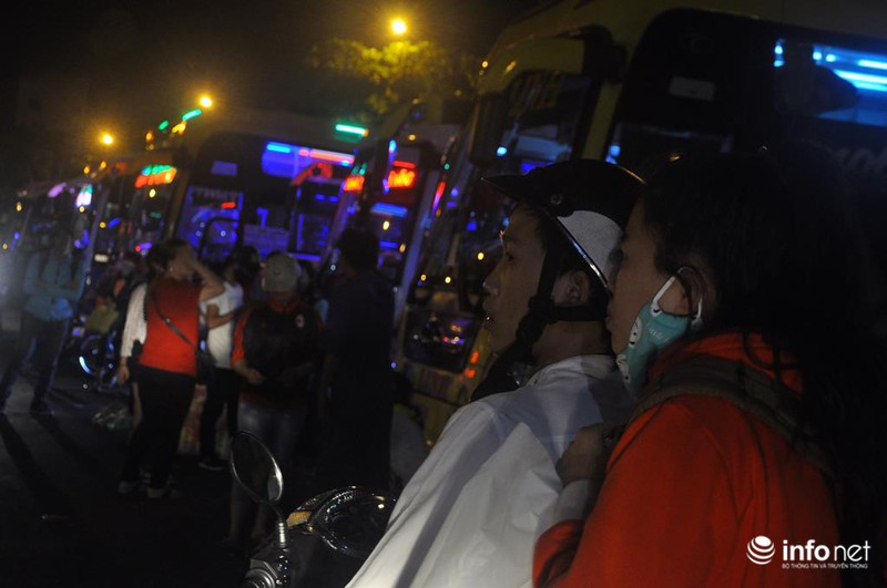 Cụ ông, cụ bà mệt mỏi trong biển người về Tết - ảnh 13