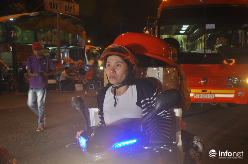 Cụ ông, cụ bà mệt mỏi trong biển người về Tết - ảnh 10