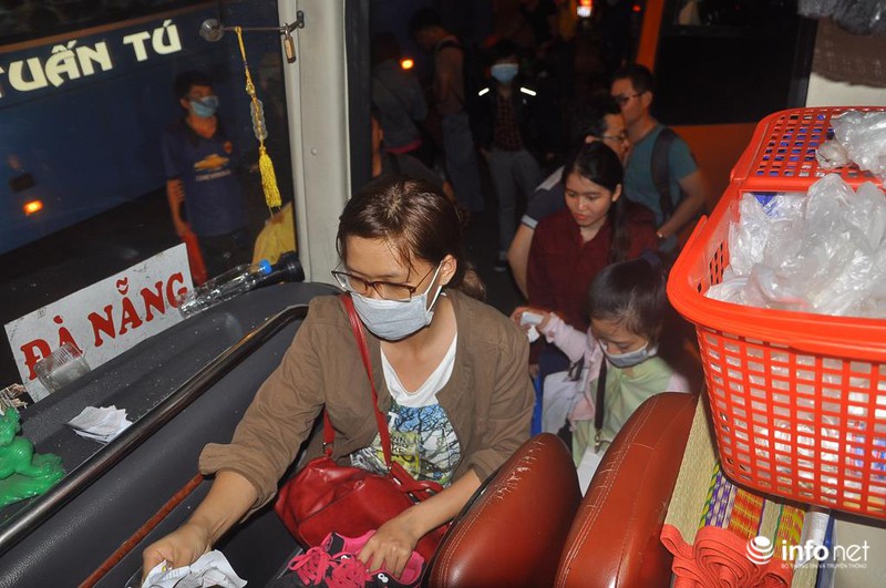 Cụ ông, cụ bà mệt mỏi trong biển người về Tết - ảnh 18