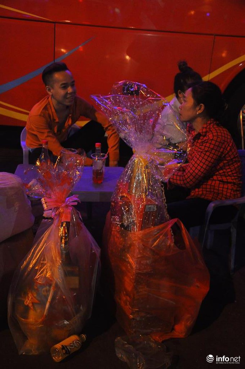 Cụ ông, cụ bà mệt mỏi trong biển người về Tết - ảnh 7