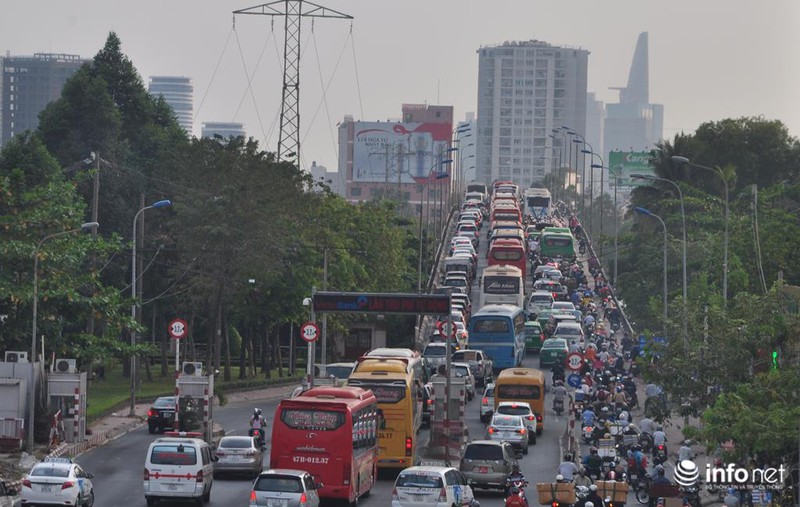 Cụ ông, cụ bà mệt mỏi trong biển người về Tết - ảnh 1