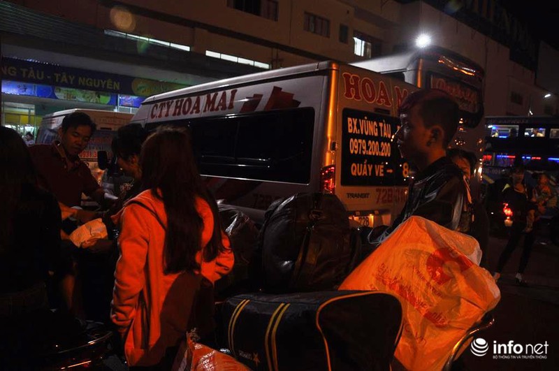 Cụ ông, cụ bà mệt mỏi trong biển người về Tết - ảnh 8