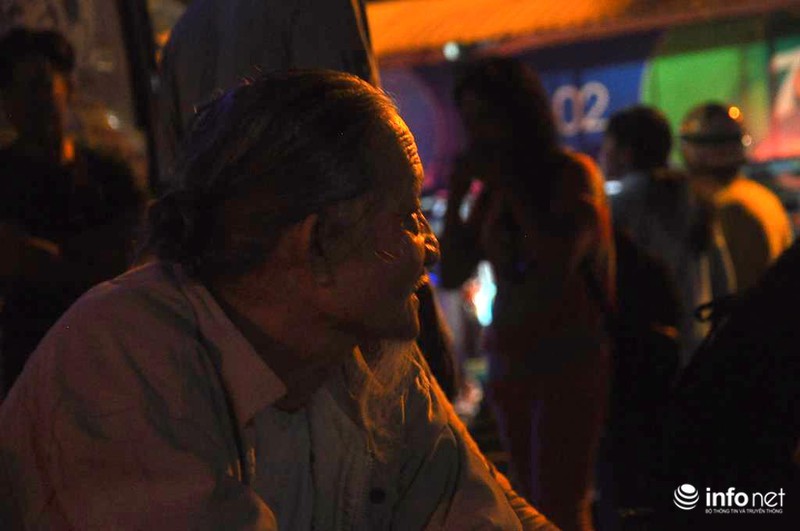 Cụ ông, cụ bà mệt mỏi trong biển người về Tết - ảnh 15