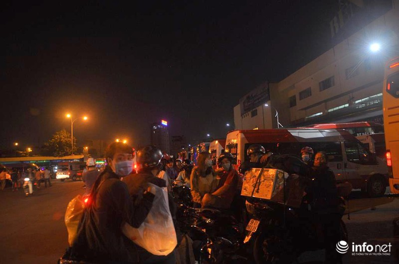 Cụ ông, cụ bà mệt mỏi trong biển người về Tết - ảnh 4