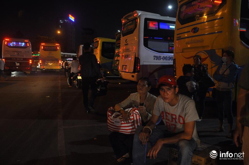 Cụ ông, cụ bà mệt mỏi trong biển người về Tết - ảnh 16