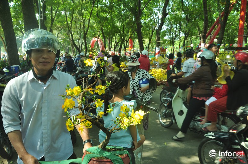 TP.HCM: Xả hàng ngày cuối cùng năm cũ, cây cảnh tết rẻ giật mình - ảnh 11