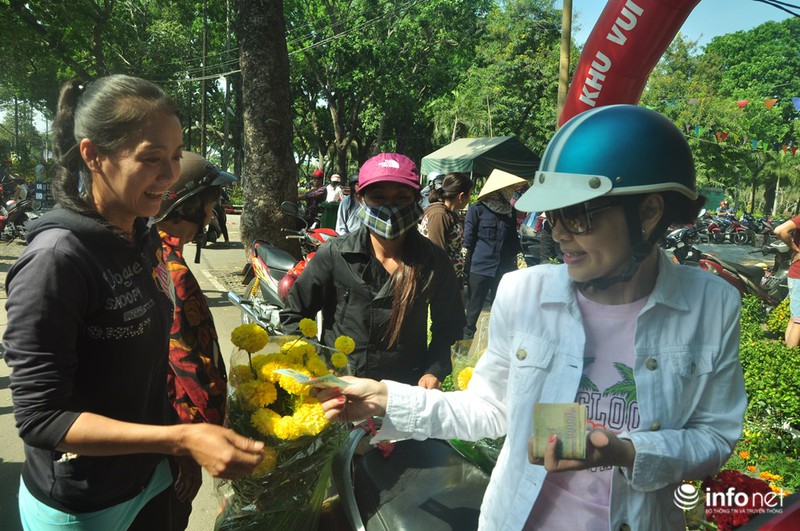TP.HCM: Xả hàng ngày cuối cùng năm cũ, cây cảnh tết rẻ giật mình - ảnh 10