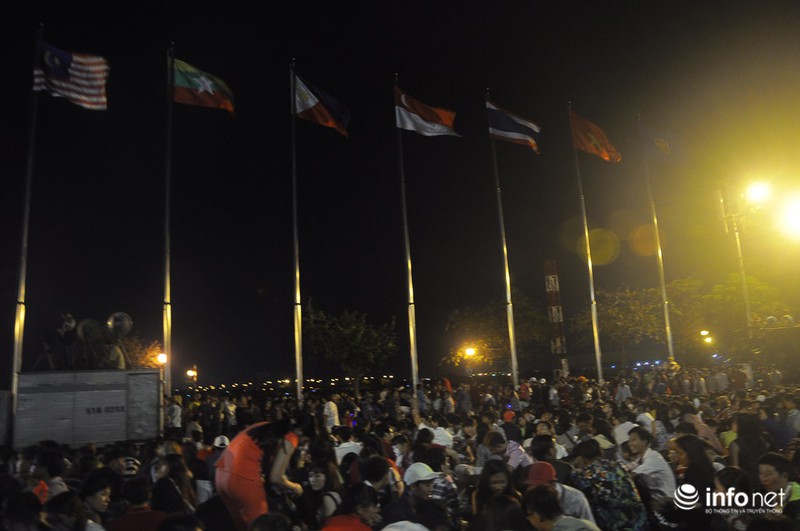 Xúc động hình ảnh nhiều ông bố công kênh con lên trên vai để ngắm pháo hoa - ảnh 1