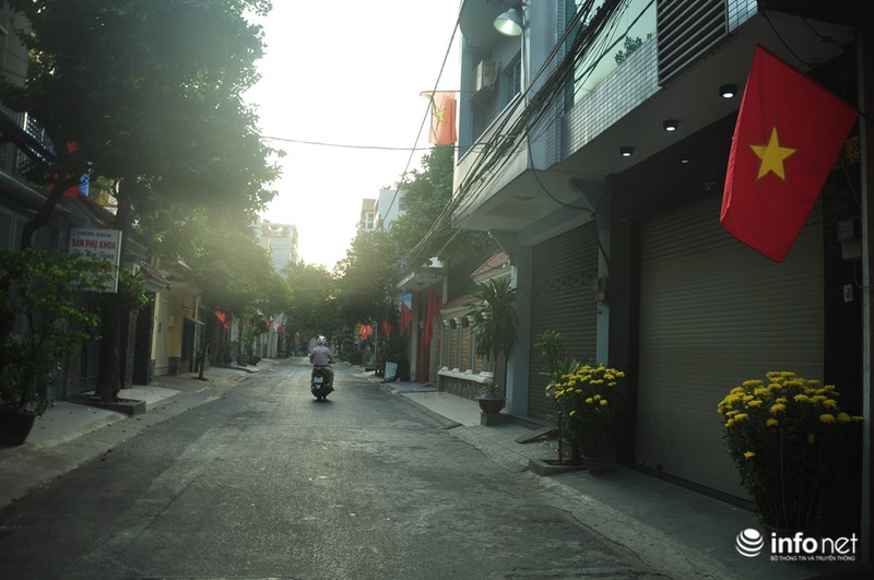 Người Sài Gòn diện áo ấm du xuân sáng mùng 1 Tết trên đường phố thênh thang - ảnh 11