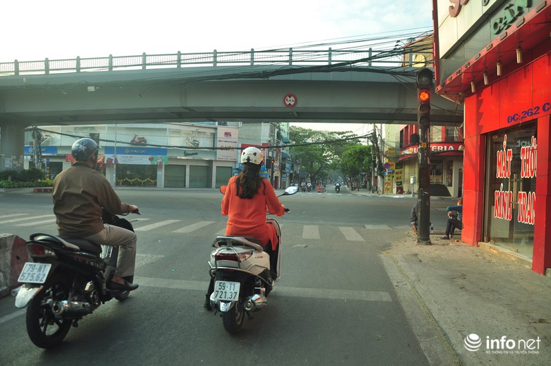 Người Sài Gòn diện áo ấm du xuân sáng mùng 1 Tết trên đường phố thênh thang - ảnh 12