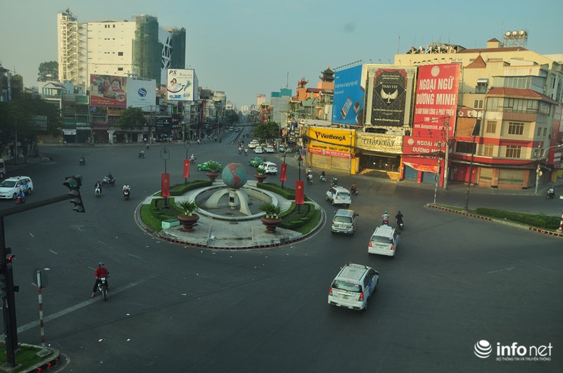 Người Sài Gòn diện áo ấm du xuân sáng mùng 1 Tết trên đường phố thênh thang - ảnh 6