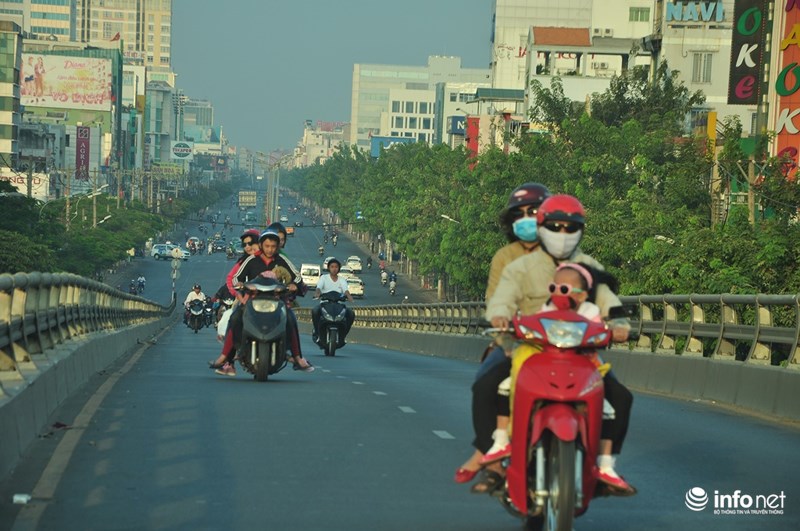 Người Sài Gòn diện áo ấm du xuân sáng mùng 1 Tết trên đường phố thênh thang - ảnh 4