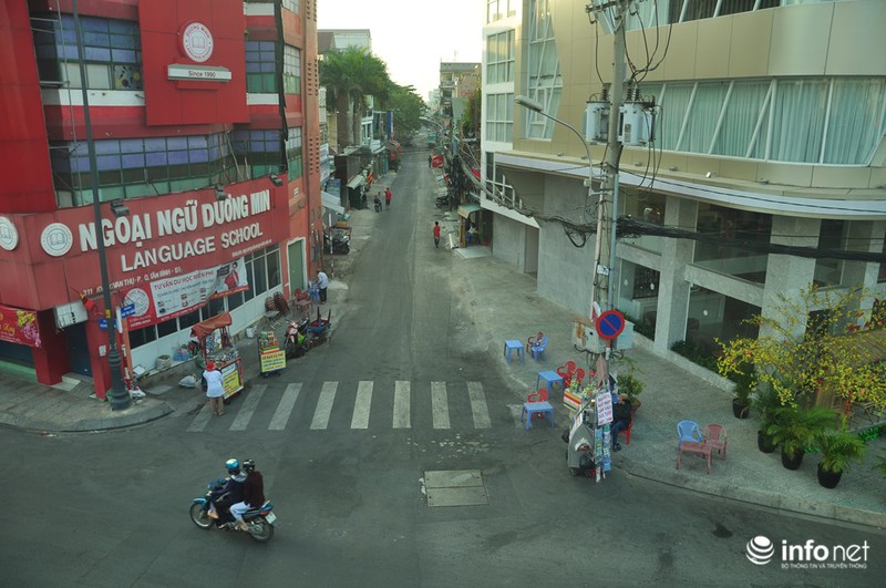 Người Sài Gòn diện áo ấm du xuân sáng mùng 1 Tết trên đường phố thênh thang - ảnh 13