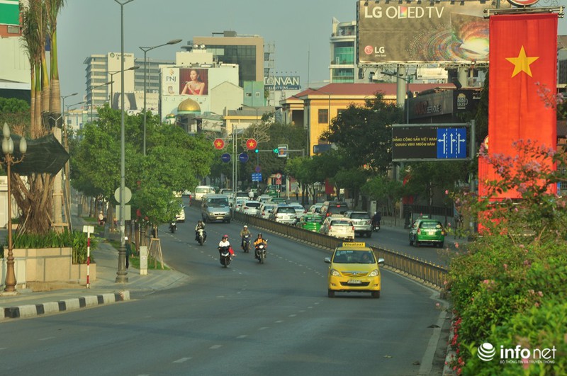 Người Sài Gòn diện áo ấm du xuân sáng mùng 1 Tết trên đường phố thênh thang - ảnh 7