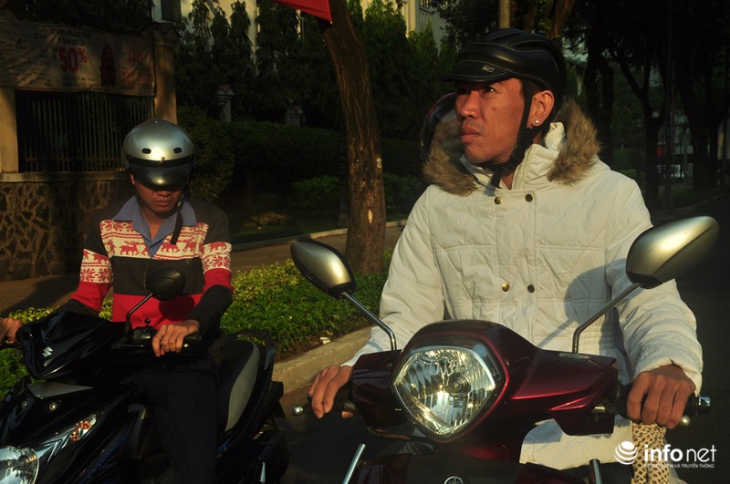 Người Sài Gòn diện áo ấm du xuân sáng mùng 1 Tết trên đường phố thênh thang - ảnh 5