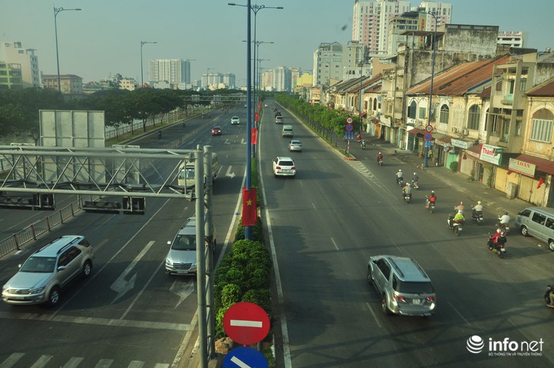 Người Sài Gòn diện áo ấm du xuân sáng mùng 1 Tết trên đường phố thênh thang - ảnh 10