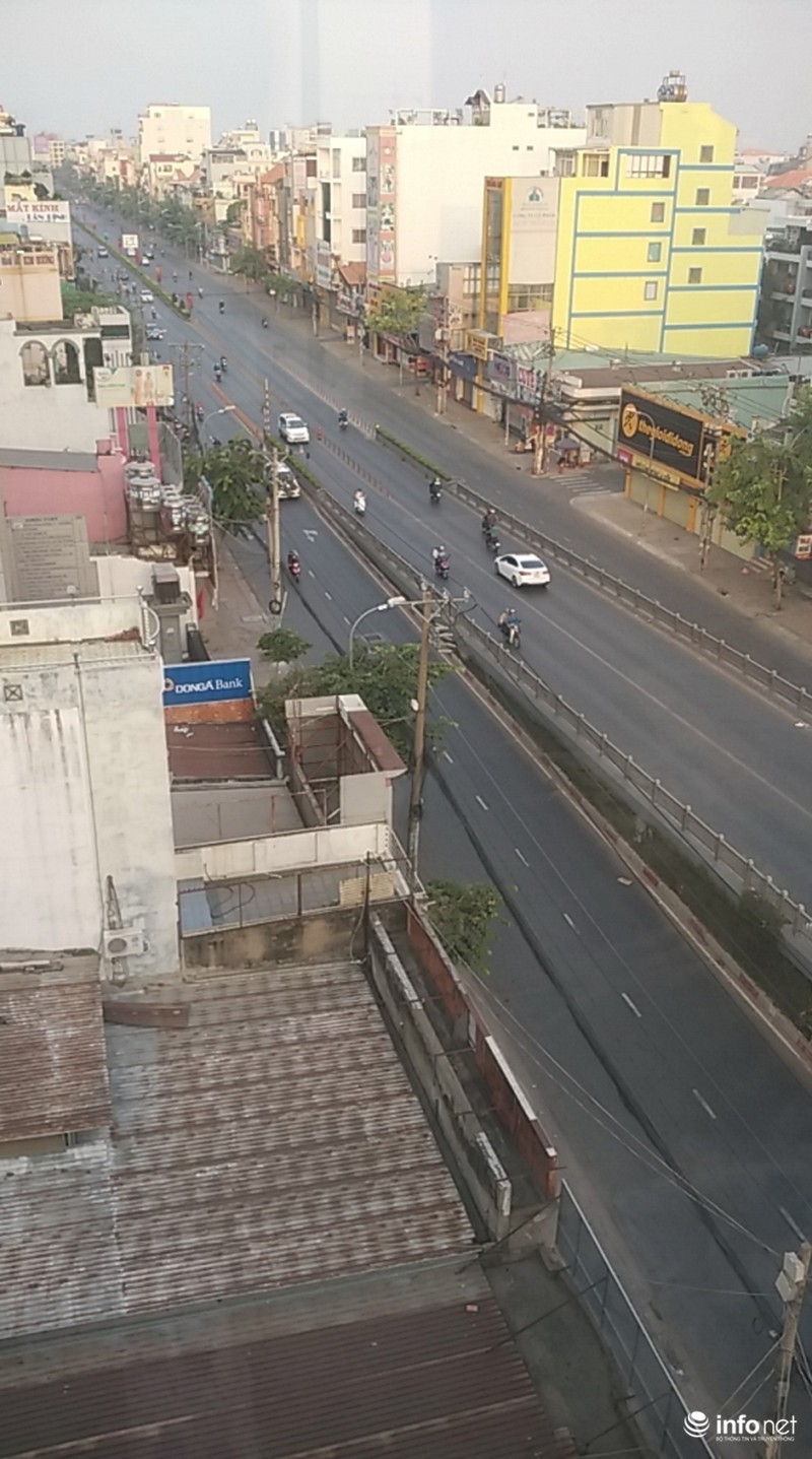 Người Sài Gòn diện áo ấm du xuân sáng mùng 1 Tết trên đường phố thênh thang - ảnh 1