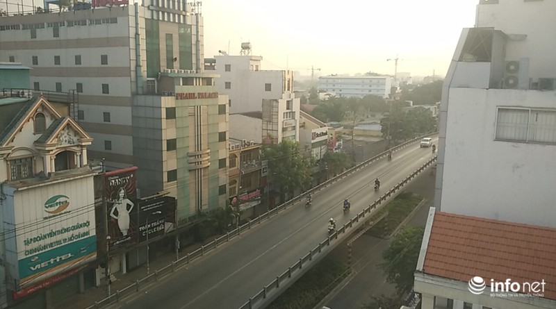 Người Sài Gòn diện áo ấm du xuân sáng mùng 1 Tết trên đường phố thênh thang - ảnh 2