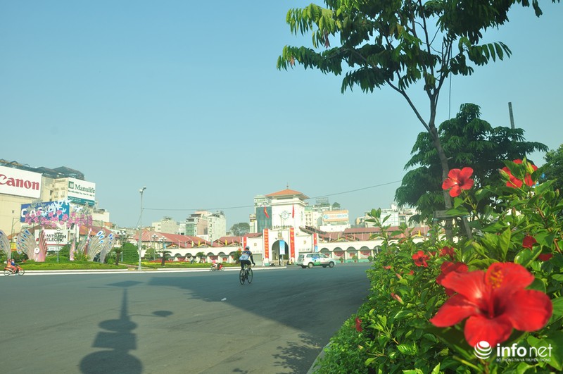 Người Sài Gòn diện áo ấm du xuân sáng mùng 1 Tết trên đường phố thênh thang - ảnh 15