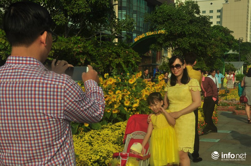 Người Sài Gòn diện áo ấm du xuân sáng mùng 1 Tết trên đường phố thênh thang - ảnh 17