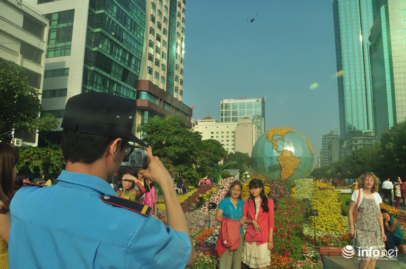Người Sài Gòn diện áo ấm du xuân sáng mùng 1 Tết trên đường phố thênh thang - ảnh 18