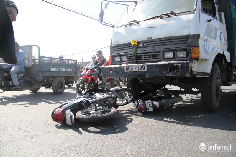 Hiện trường ngổn ngang vụ ô tô tải trên húc hàng loạt xe máy trên Quốc lộ - ảnh 1