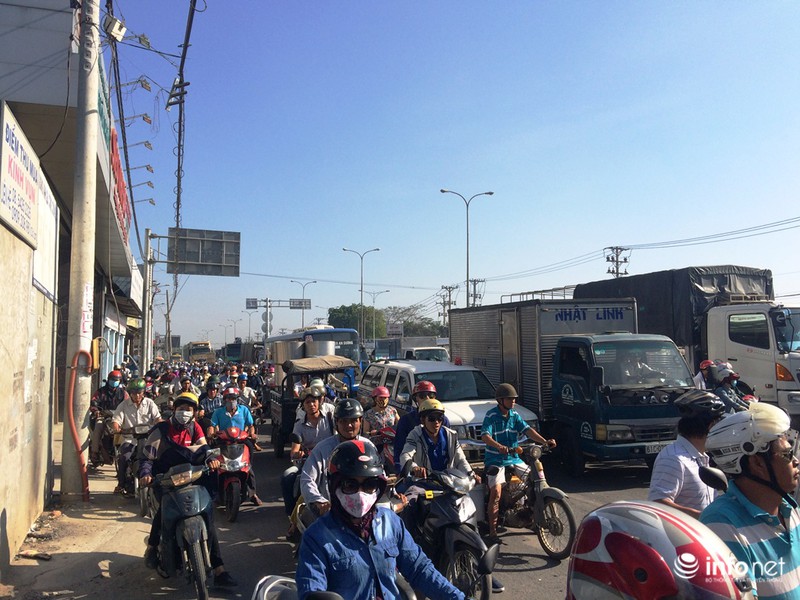 Hiện trường ngổn ngang vụ ô tô tải trên húc hàng loạt xe máy trên Quốc lộ - ảnh 3