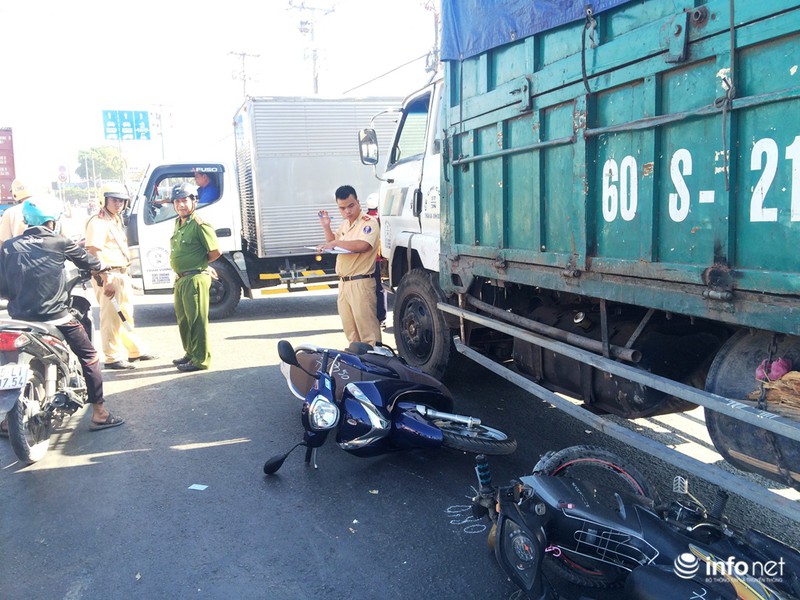 Hiện trường ngổn ngang vụ ô tô tải trên húc hàng loạt xe máy trên Quốc lộ - ảnh 2