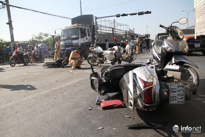 Hiện trường ngổn ngang vụ ô tô tải trên húc hàng loạt xe máy trên Quốc lộ - ảnh 6